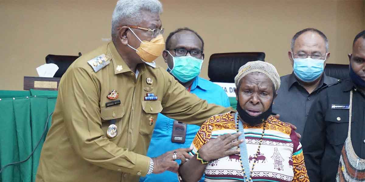 Johannes Rettob merangkul mama Martina Natkime yang sedang menangis, Senin (14/12/2020). Anti Patabang/Papua60detik